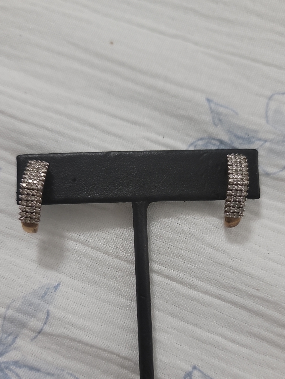 Elegant Gold and Diamond Women's Earrings - Picture 9 of 12